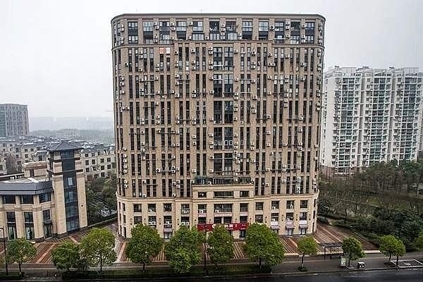 浙江省杭州市江干區大樓 牆面裝滿200多台冷氣 遠看令人「密集恐懼」發作(圖/翻攝自微博)