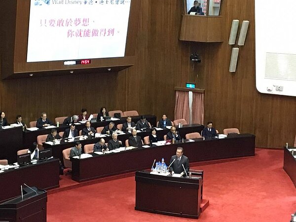 來自屏東的民進黨立委蘇震清今天帶著迪士尼城堡模型,質詢行政院長賴清德。記者周佑政/攝影