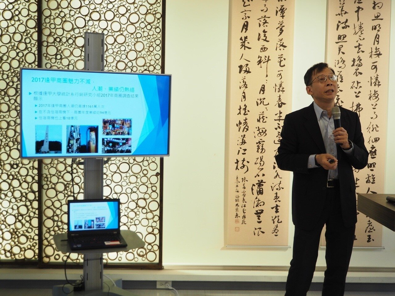 逢甲大學統計系行銷研究小組連續10年調查逢甲商圈人潮、消費力，統計系主任李燊銘說明調查結果。記者喻文玟／攝影