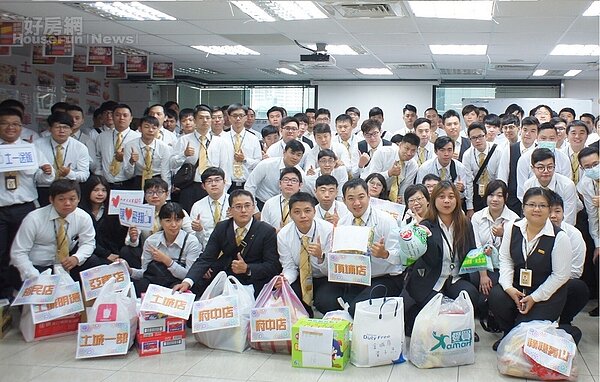 永慶房屋土城區同仁捐贈百樣物資給新北市政府「幸福滿屋─實物銀行」(圖/永慶房屋提供)