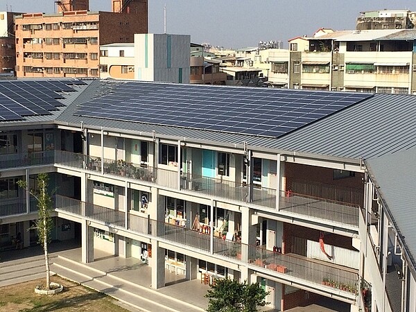高雄太陽能光電設備裝設案例(圖/翻攝自高雄市建管處)
