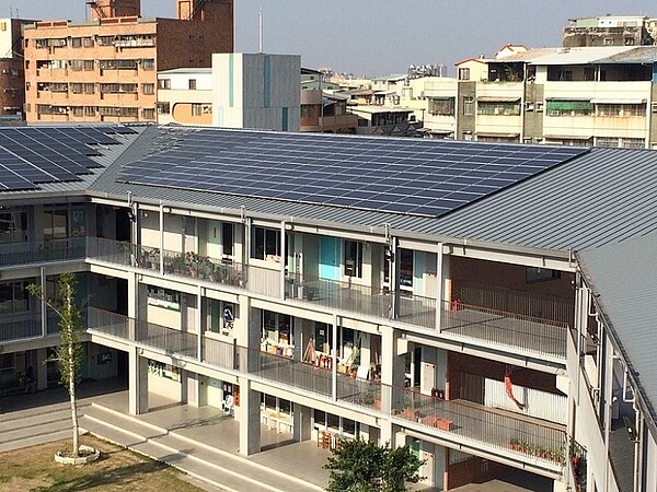 高雄太陽能光電設備裝設案例（圖／翻攝自高雄市建管處）