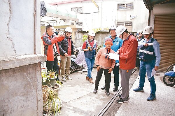 花蓮強震過後，台積電志工團隊進駐，為花蓮市弱勢家戶修繕受創的家園。 記者王燕華／攝影