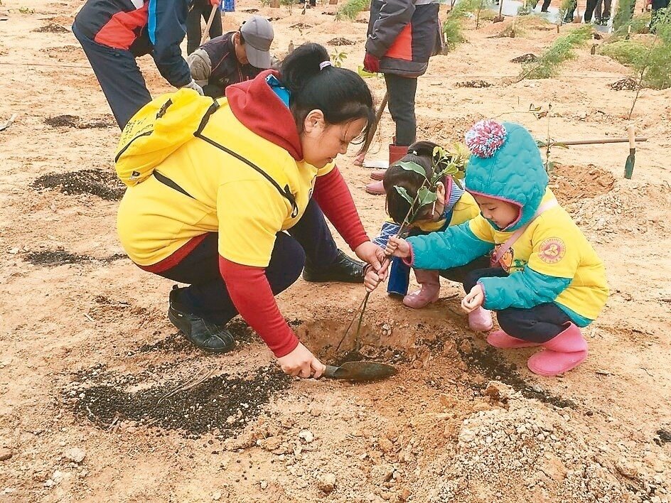 小朋友在師長們教導下種下樹苗,體驗造林。 記者蔡家蓁/攝影