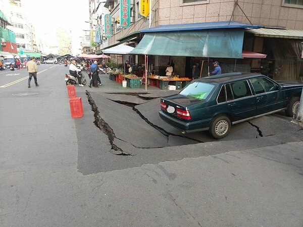 高市鹽埕區大仁市場附近大仁路與新興街口今上午7點多時突然發生道路塌陷,汽車現已經脫困。記者劉星君/翻攝