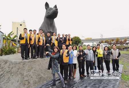 田中窯5米高的台灣土狗泥雕9日亮相，也為17日登場的「2018GoGo旺捏陶大賽」揭開序幕。（鐘武達攝）