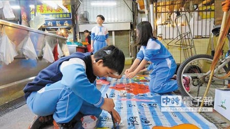 南郭國小資優資源班學生，結合民生市場「自家用料理食堂」舉辦「叫春小搖滾」活動。（吳敏菁攝）