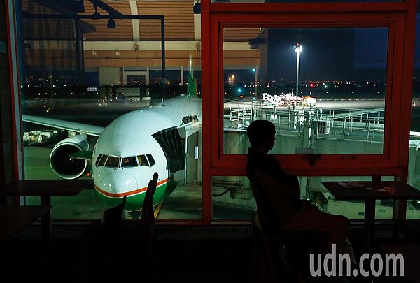 桃園國際機場第二航廈下午17時29分發生跳電,第二航廈出境大廳部分區域受到影響,旅客只能坐在黑暗的餐廳中望著窗外的飛機打發時間。記者鄭超文/攝影