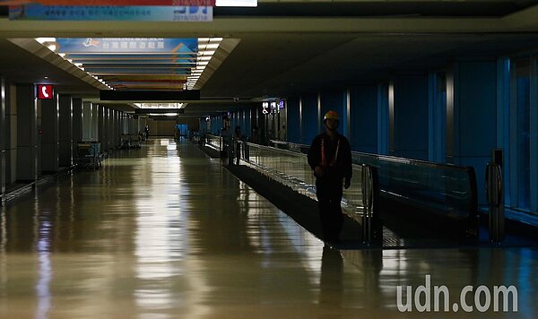 桃園國際機場第二航廈下午17時29分發生跳電,第二航廈出境大廳部分區域受到影響。記者鄭超文/攝影