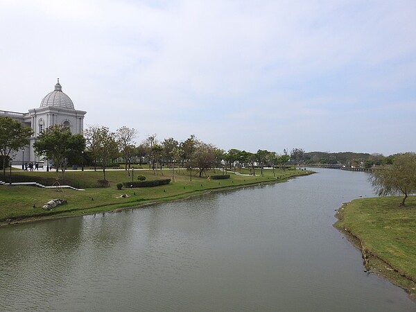 知名觀光景點台南奇美博物館，傳出奇美湖也有綠鬣蜥出沒。記者吳淑玲／攝影 