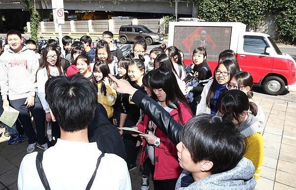 台大學生與教授不滿受教權受到影響,並憂心台大與台灣高教的未來,主動發起向教育部抗議的流動花車影片播放活動,花車將在辛亥路及新生南路門口來回穿梭。此提案立刻獲得校友們的全力支持與贊助,期望此舉能帶動參加杜鵑花節的家長與學生們的關注與支持。記者杜建重/攝影