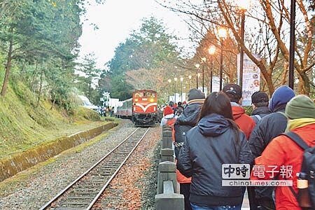 阿里山森林鐵路本線延駛3個月,將進行全面改善工程施作,祝山線、沼平線及神木線等三支線仍維持行駛。(翁聖勳攝)