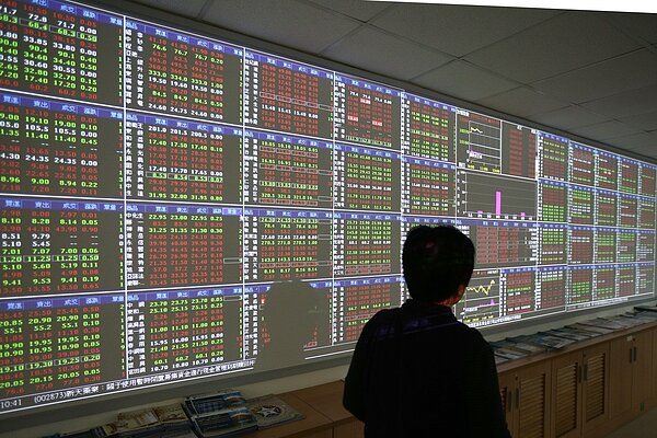 分析師指出，根據巴菲特指標，市值／GDP比重高於120%代表股市已過熱，台股為180%。 圖／聯合報系資料照片