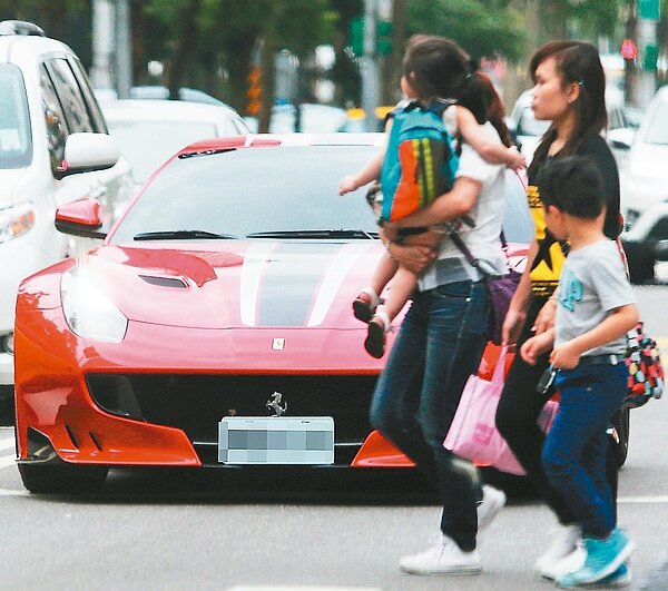 中信銀統計,國內的高資產族超過卅一萬人,今年總資產規模將突破十八兆元,比GDP總值還高。圖為民眾行經千萬跑車的畫面。 圖/聯合報系資料照片