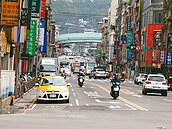 基隆甩爛路王　孝二路加石灰抗酸雨