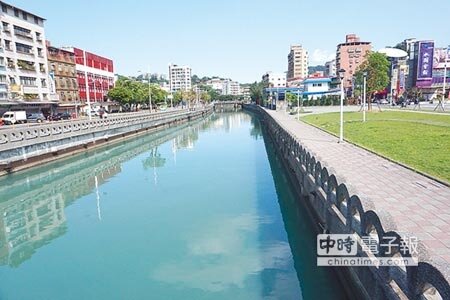 基隆市府計畫打造田寮河岸公園,增設行人步道和綠地,將趕在今年6月完工。(李其樺攝)