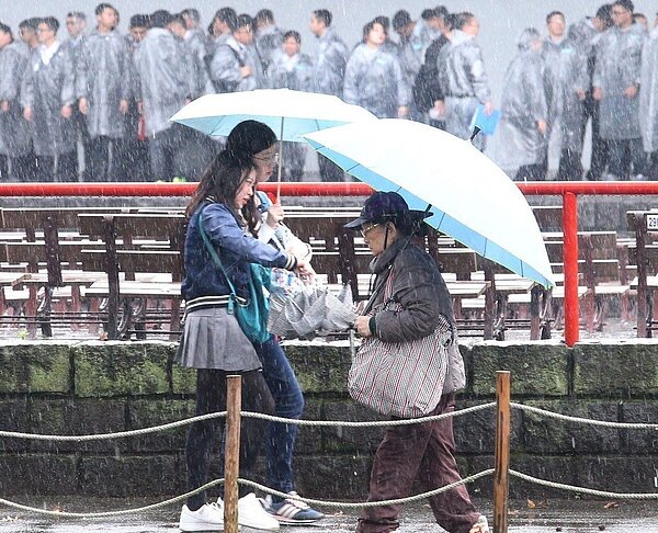 周四、周五受鋒面接近及通過影響,降雨機率提高。記者陳正興/攝影