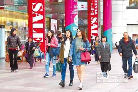 國泰金上修今年台灣經濟成長率預測值至2.3％，甚至有可能向上挑戰3％。圖為北市東區百貨商圈高掛促銷廣告，吸引消費者駐足選購。（本報資料照片） 