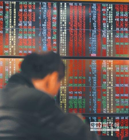 因美國那斯達克指數大漲1.8%，並創新盤中高點與收盤高點，台股12日開高走高，終場指數收在11,002.1點。（顏謙隆攝）