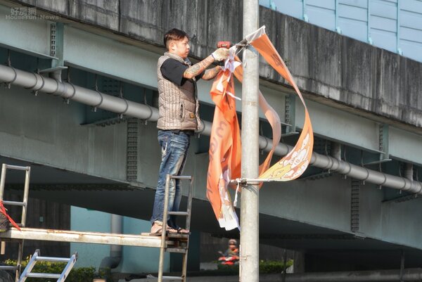 江翠北側重畫區工人拆裝建案廣告帆布條。（好房網News記者　陳韋帆／攝影）