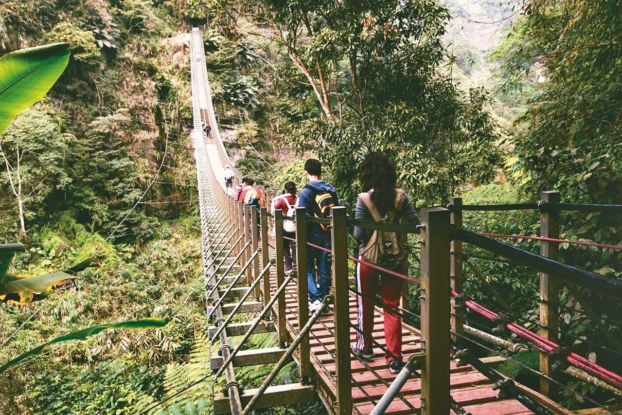 竹山天梯全長有208階，走來耗費體力，屬於「挑戰組」的景觀吊橋。 圖／聯合報系資料照片