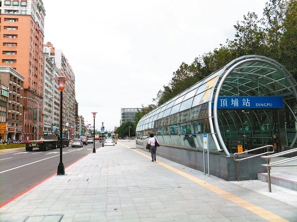 大台北捷運站成交量變化，電梯住宅以頂埔站年增五成最多。 記者游智文／攝影