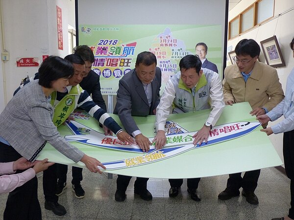 彰化縣政府勞工處今天為今年將舉辦的4場大型就業博覽會宣傳，由秘書長賴振溝(右2)帶領拼組「求職唱旺四部曲」。記者劉明岩／攝影 