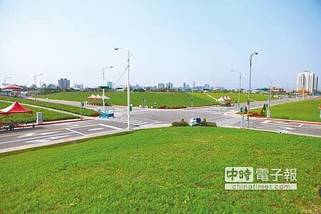 北投士林科技園區至今不但只有一片空地,還被拿來辦花海節,市府挨轟是在掩飾閒置與施政無能。(張立勳攝)