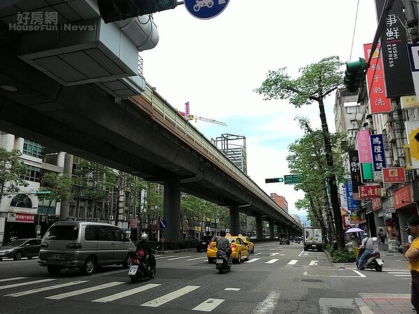 3. 附近有知名的清粥小菜,也有捷運文湖線經過。