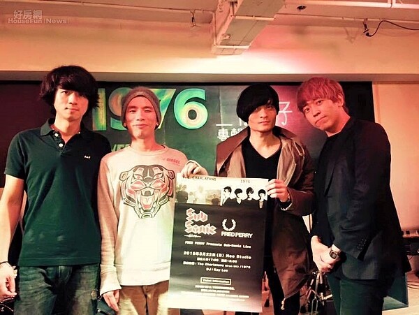 海邊的卡夫卡幕後的創意發想來自1976樂團主唱阿凱(右)。(取自1976樂團粉絲頁)