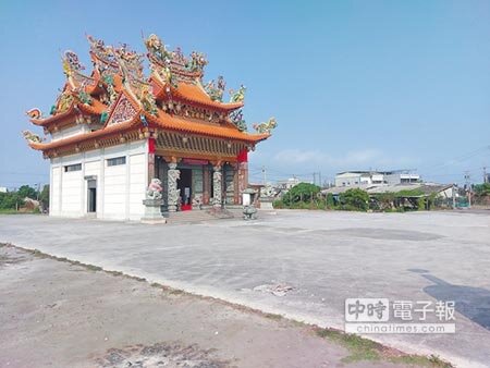 沿海地區地層下陷嚴重,不少宮廟為防淹水,地基加高許多。(許素惠攝)