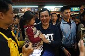 馬英九又到花蓮　東大門夜市「暴動」粉絲勸進再選一次