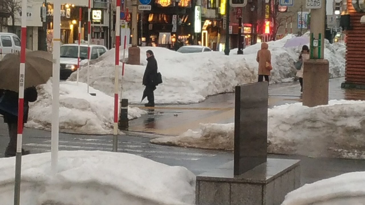 圖為日本青森市區，人行道因大量積雪而路面縮減。記者楊德宜／攝影