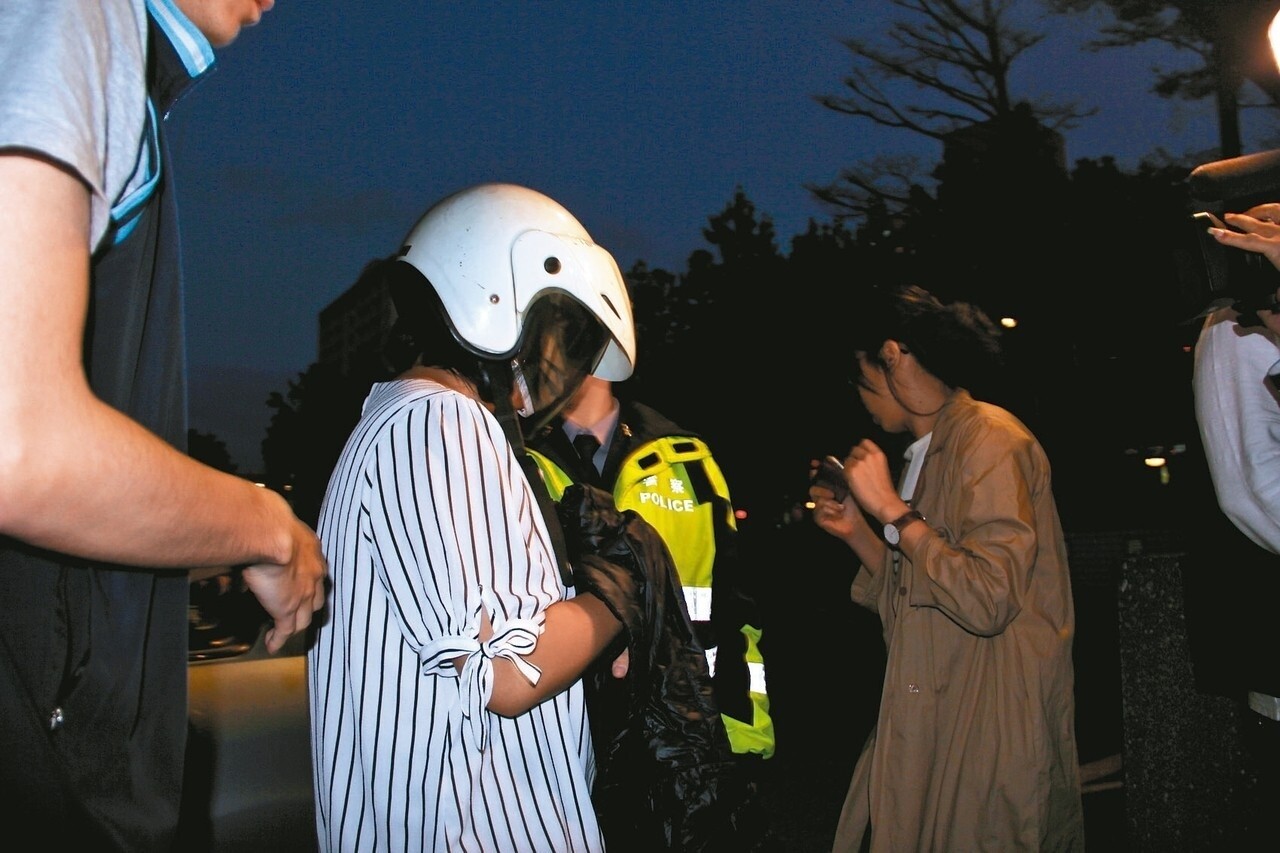 張姓婦人（左二）昨晚被警方移送地檢署複訊。 記者陳俊智／攝影