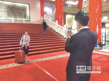 客少房多，觀光旅館住用率創下14年來新低，台北圓山大飯店也受到衝擊，圖為觀光客拍照留念。（本報資料照片） 
