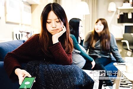 全台有141.9萬勞工，曾在下班後接獲服務單位以Line等通訊形式交辦工作並實際加班、每月加班5.3小時。圖／本報資料照片 