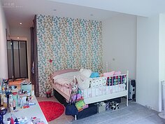 主臥室內沒有花俏不實用的裝潢，只有簡單的床組與梳妝台。因為小Call的生活重心全都在客廳。