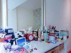 很簡單的梳妝台。