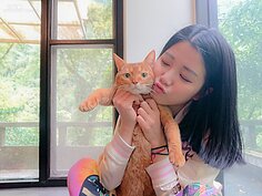 藝人小Call善用換房技巧，成功在短時間內由小換大，現在除了跑通告外，也積極的經營副業透過直播拍賣二手服，就是要讓自己跟愛貓有個安全舒適的家。