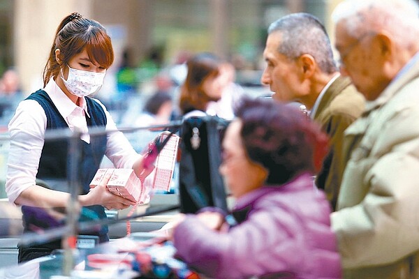 中央銀行廿二日召開理監事會，一般預料利率將「連七凍」，由於國內處於負實質利率，國發會前主委劉憶如認為，靠存款利息生活的退休族最受影響。 圖／聯合報系資料照片