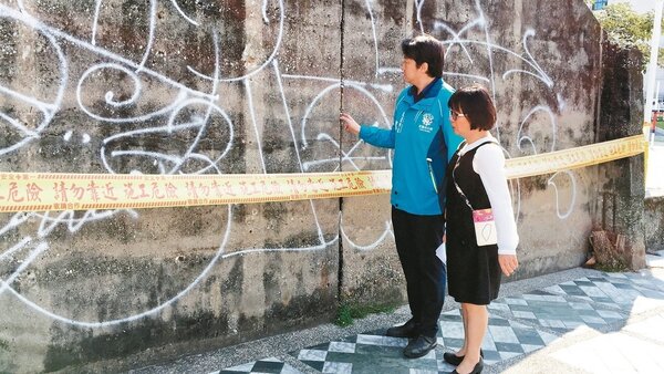 花蓮市長魏嘉賢（左），到現場了解，研議如何協助回復古蹟原貌。 記者徐庭揚／攝影
