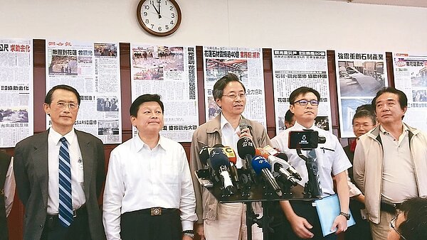 花蓮縣長傅崐萁（左二）與善款監督委員會召集人張善政（中）昨舉行記者會，說明善款用途。 記者徐庭揚／攝影