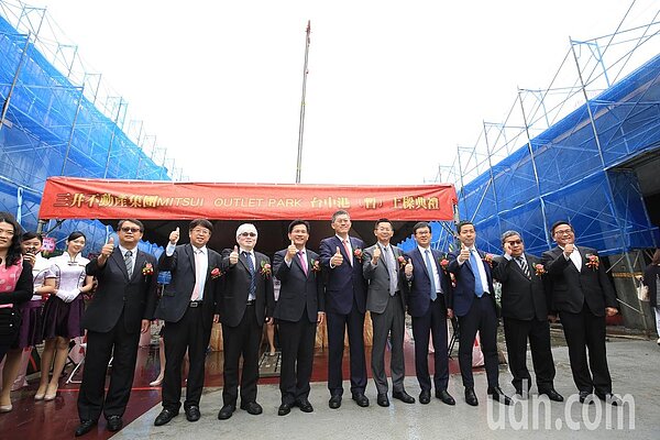 台中港的三井OUTLET PARK今正式上梁，年底將可完工開張，帶動港區發展。記者黑中亮／攝影 