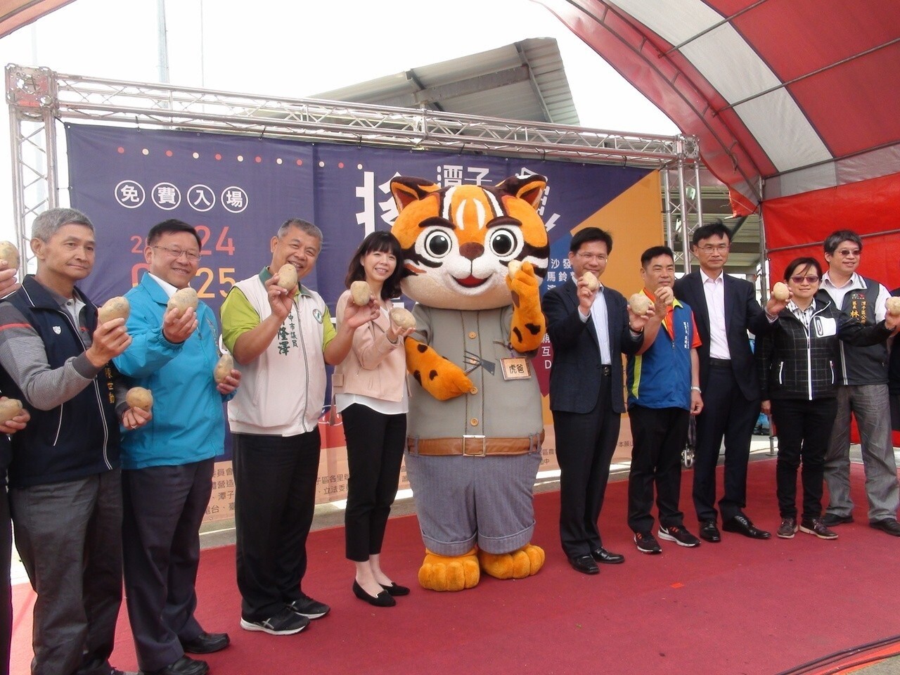 台中市潭陽社區總體營造協會將於3月24日、25日在潭子的馬鈴薯田舉辦「潭子搖滾馬鈴薯」活動,邀請民眾一起在馬鈴薯田上野餐、聽演唱會,推廣潭子在地優質的馬鈴薯。記者余采瀅/攝影