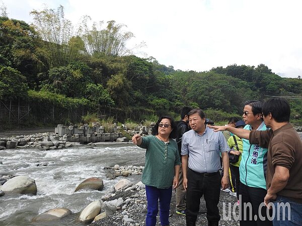 國姓鄉長丘埔生(左二)和南投縣長候選人洪國浩(右二)到場關心福興橋上游壩堤狀況。記者賴香珊/攝影