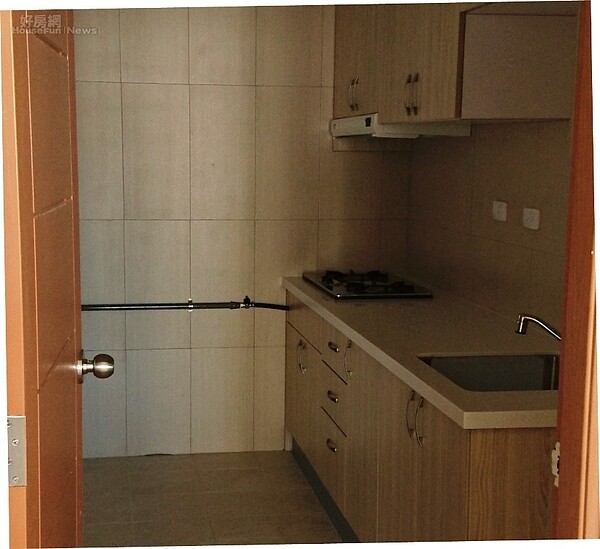 居民爆料管線外露市府就要交屋。(圖片/郭姓民眾提供)