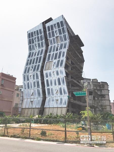 建地和未完工建物衍生環境髒亂或公安、衛生等問題，新北市將依照建築法裁罰9000元以下罰鍰，並影響未來建照申請，圖為林口區知名爛尾樓「閃電大樓」。（譚宇哲攝）