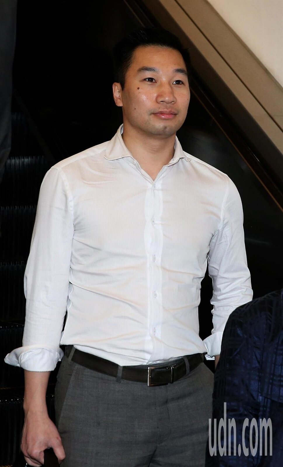 美國總統川普簽署台灣旅行法之後，首位訪台的美國國務院亞太副助理國務卿黃之瀚（左），19日深夜從印尼雅加達搭機抵達桃園機場，展開2天正式訪問。 記者陳嘉寧／攝影