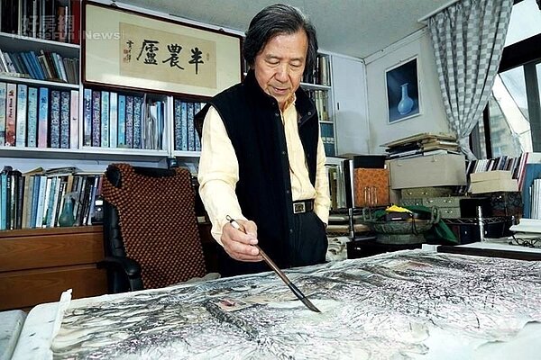 1. 著名的水墨畫家王南雄,自稱「半農廬主」,擅長將傳統水墨畫注入現代感。