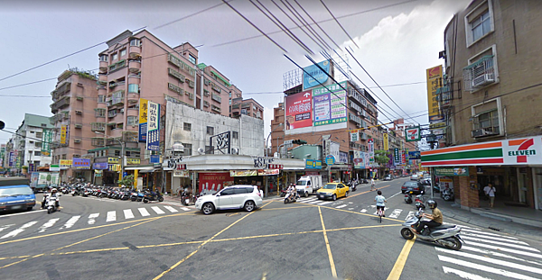 捷運三民高中站,沿著學校周邊復興路一帶,生活機能充足,房價僅2字頭就能入住(圖/翻攝自google map)